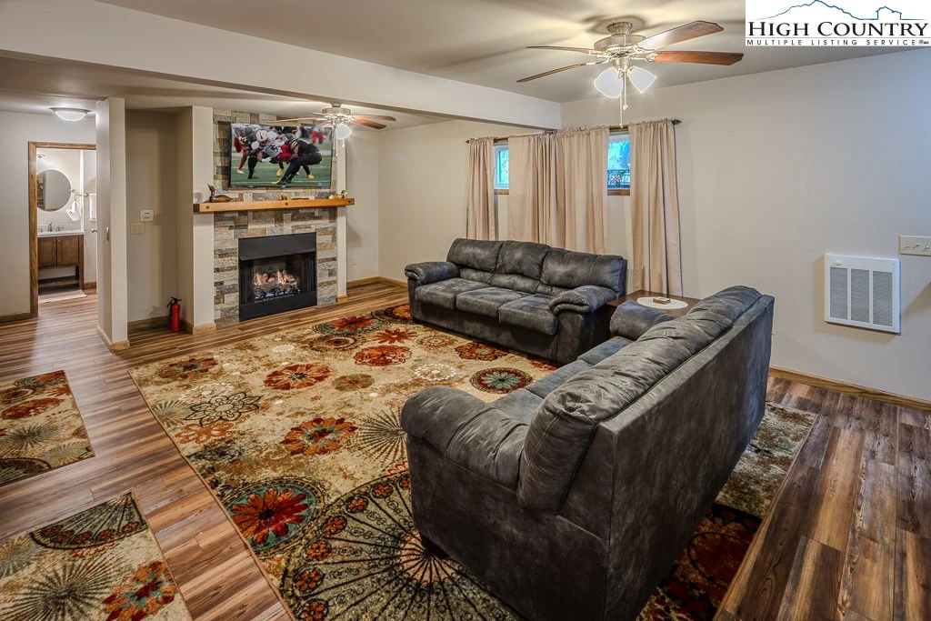 Image number 11 for the current listing