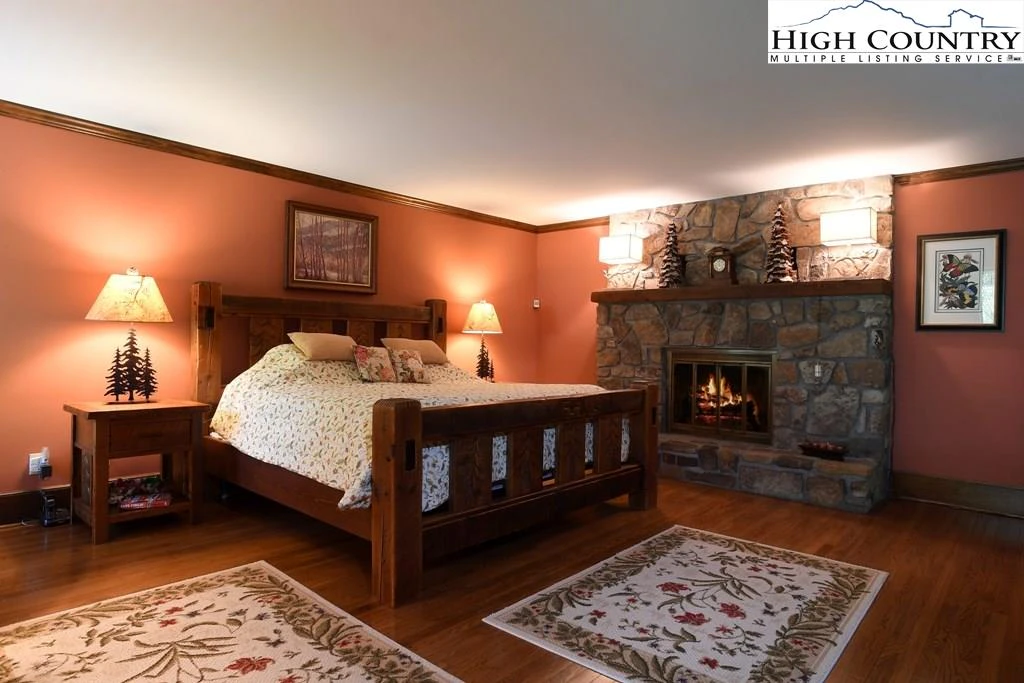 Image number 12 for the current listing