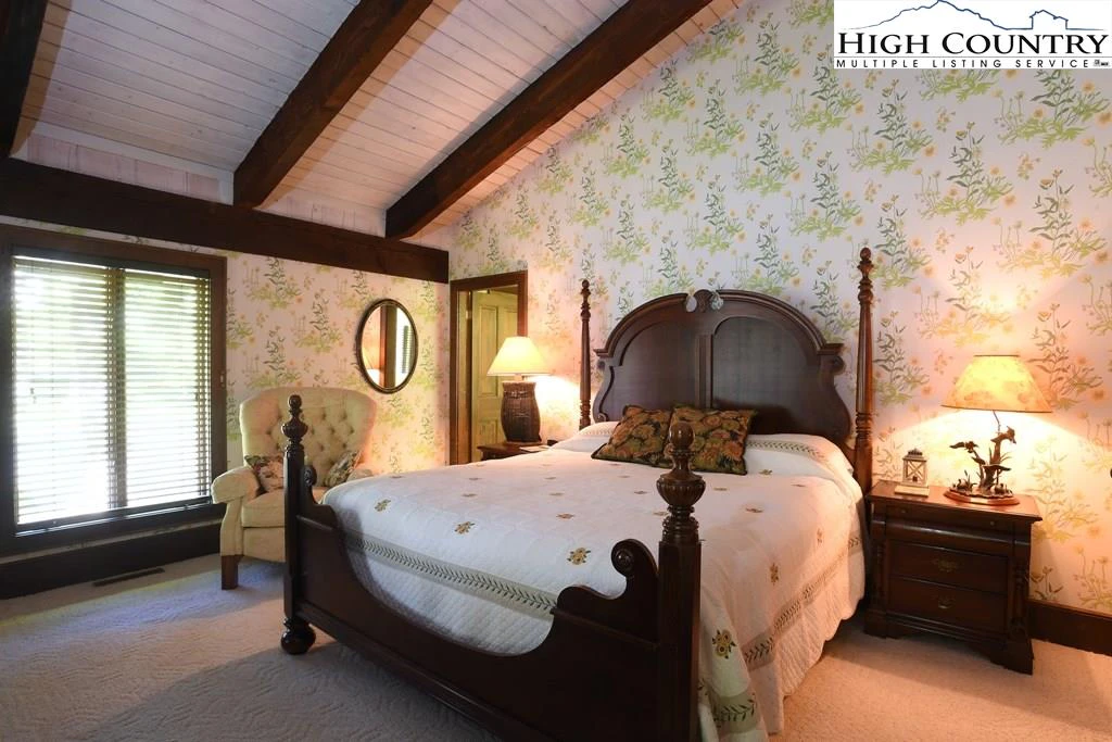 Image number 4 for the current listing