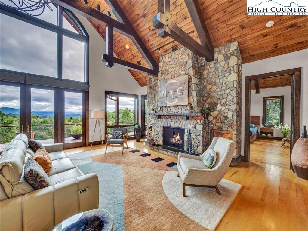 Image number 19 for the current listing