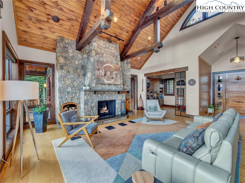 Image number 17 for the current listing