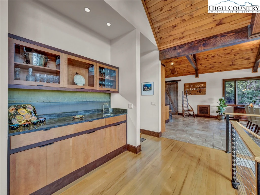Image number 12 for the current listing