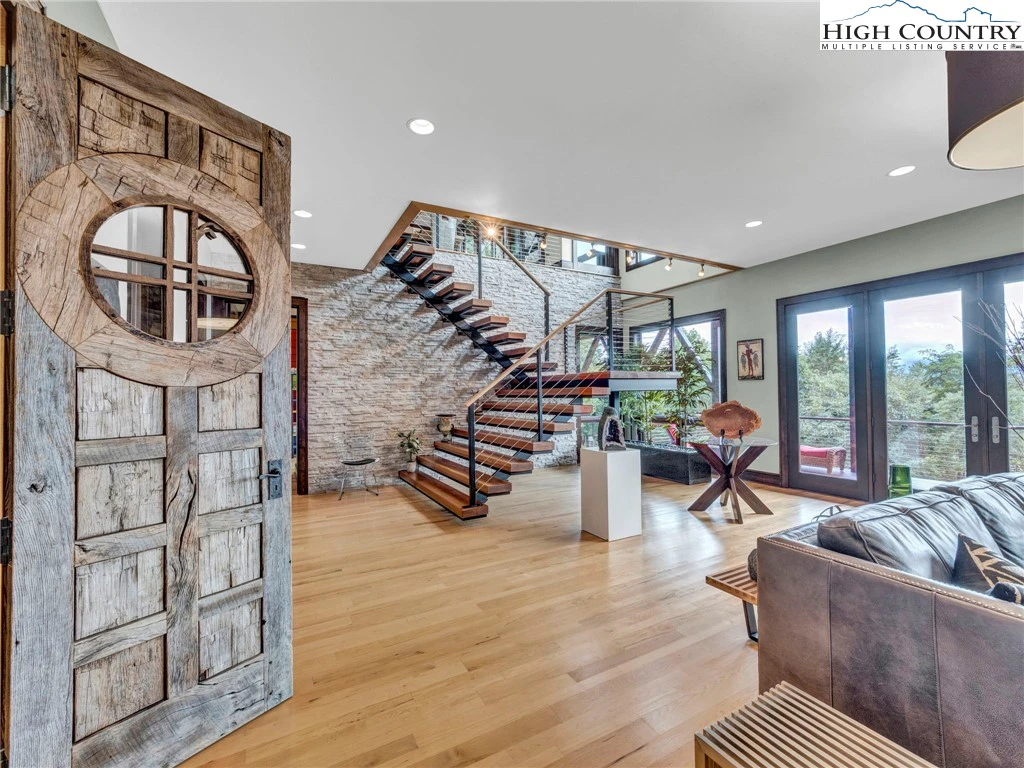 Image number 14 for the current listing