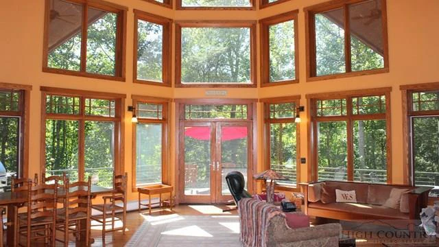 Image number 1 for the current listing