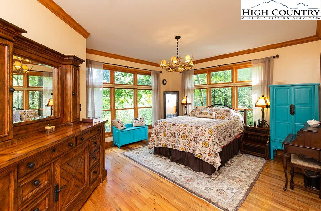 Image number 21 for the current listing