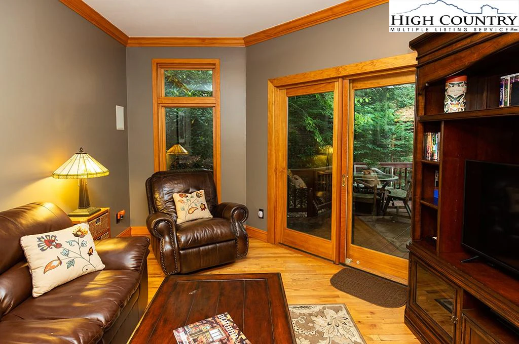 Image number 10 for the current listing