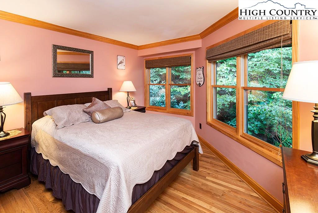 Image number 9 for the current listing
