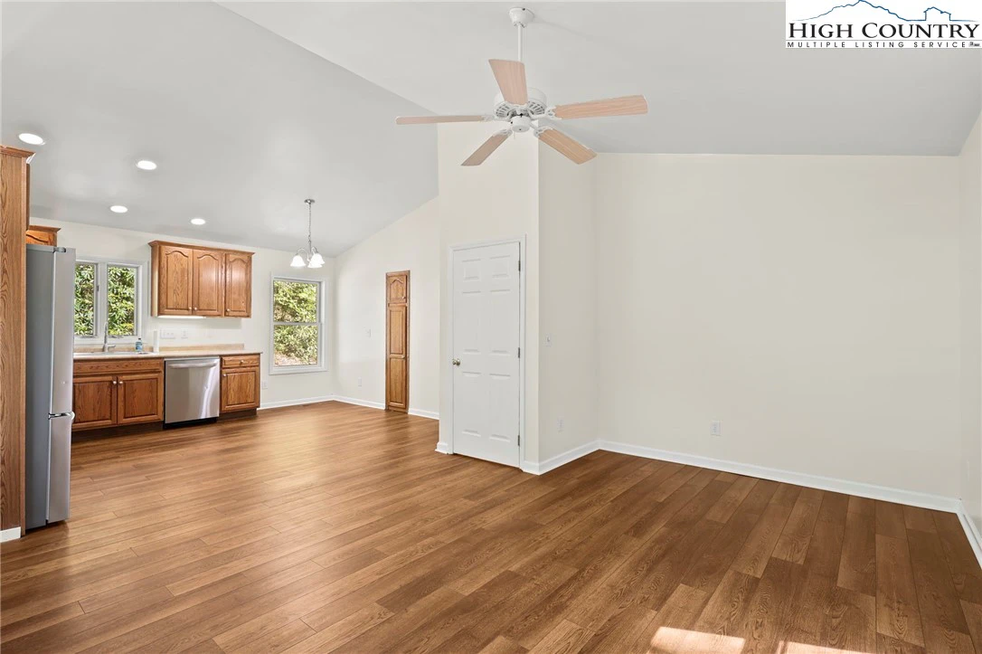Image number 3 for the current listing