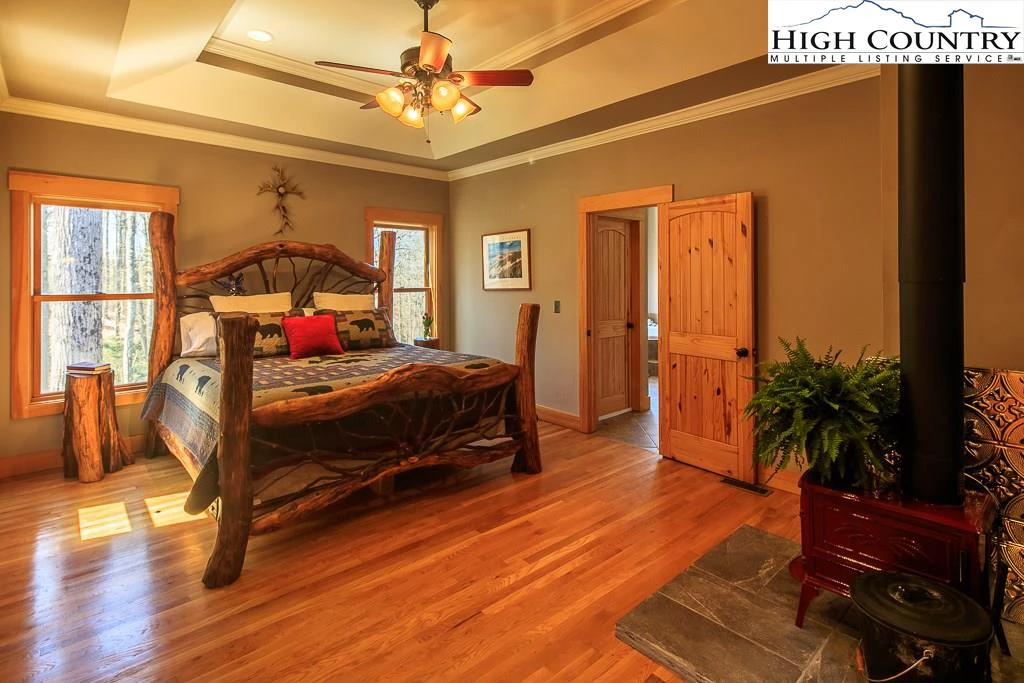 Image number 3 for the current listing