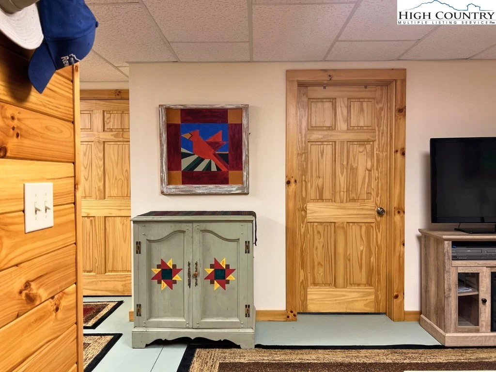 Image number 11 for the current listing