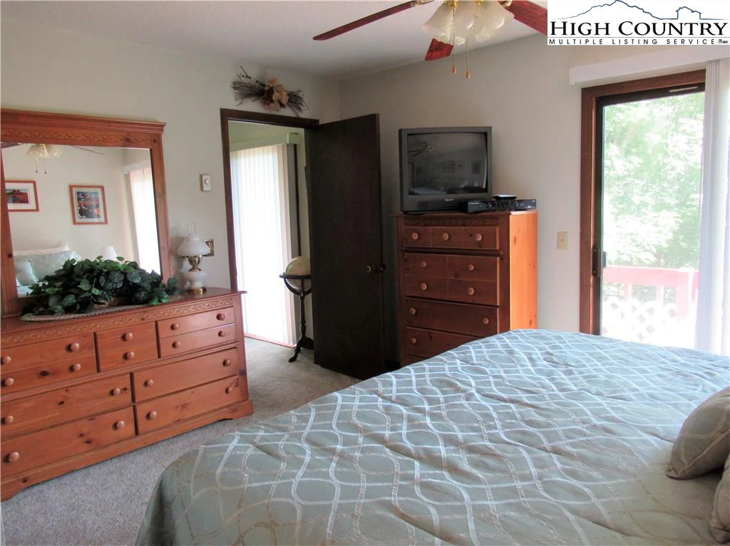 Image number 13 for the current listing