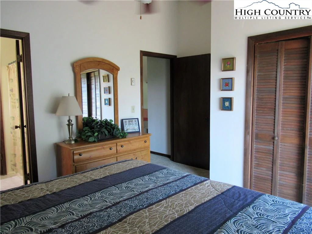 Image number 9 for the current listing