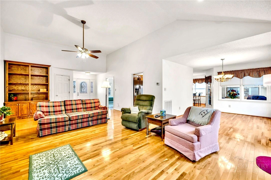 Image number 11 for the current listing