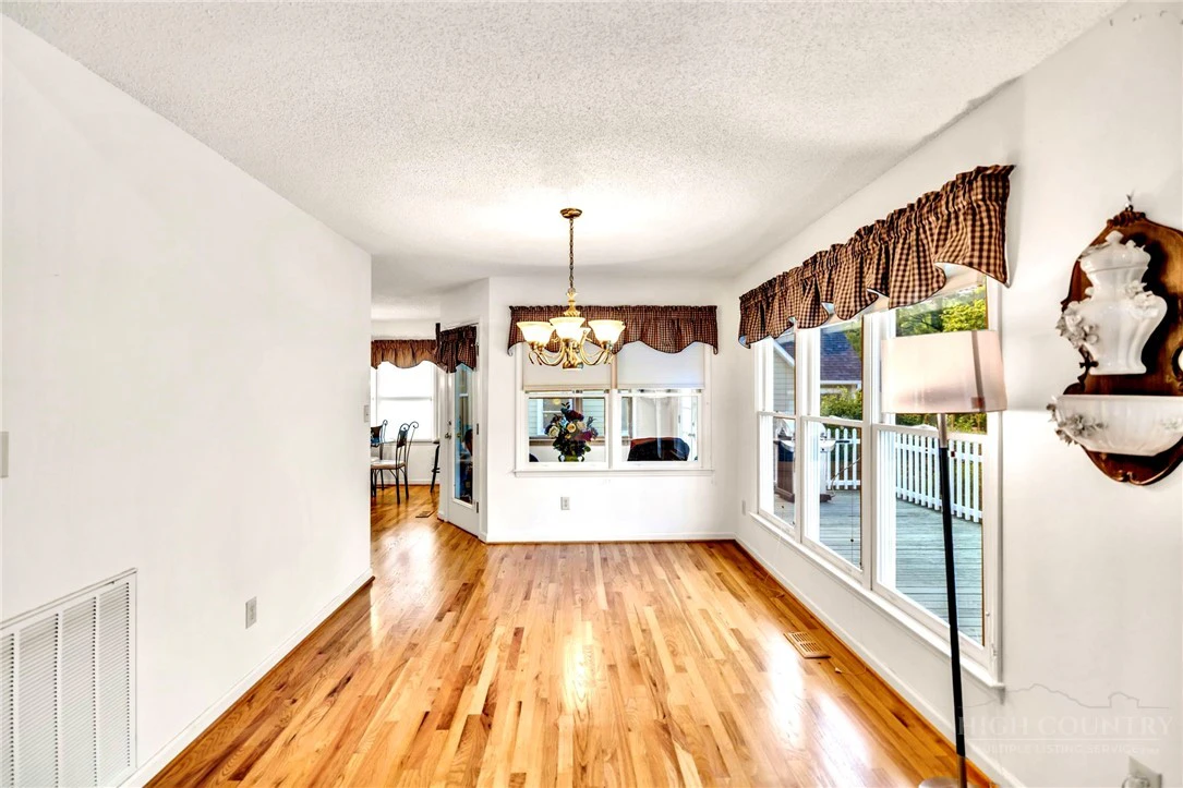 Image number 6 for the current listing