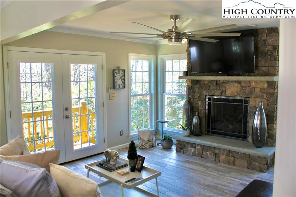 Image number 21 for the current listing
