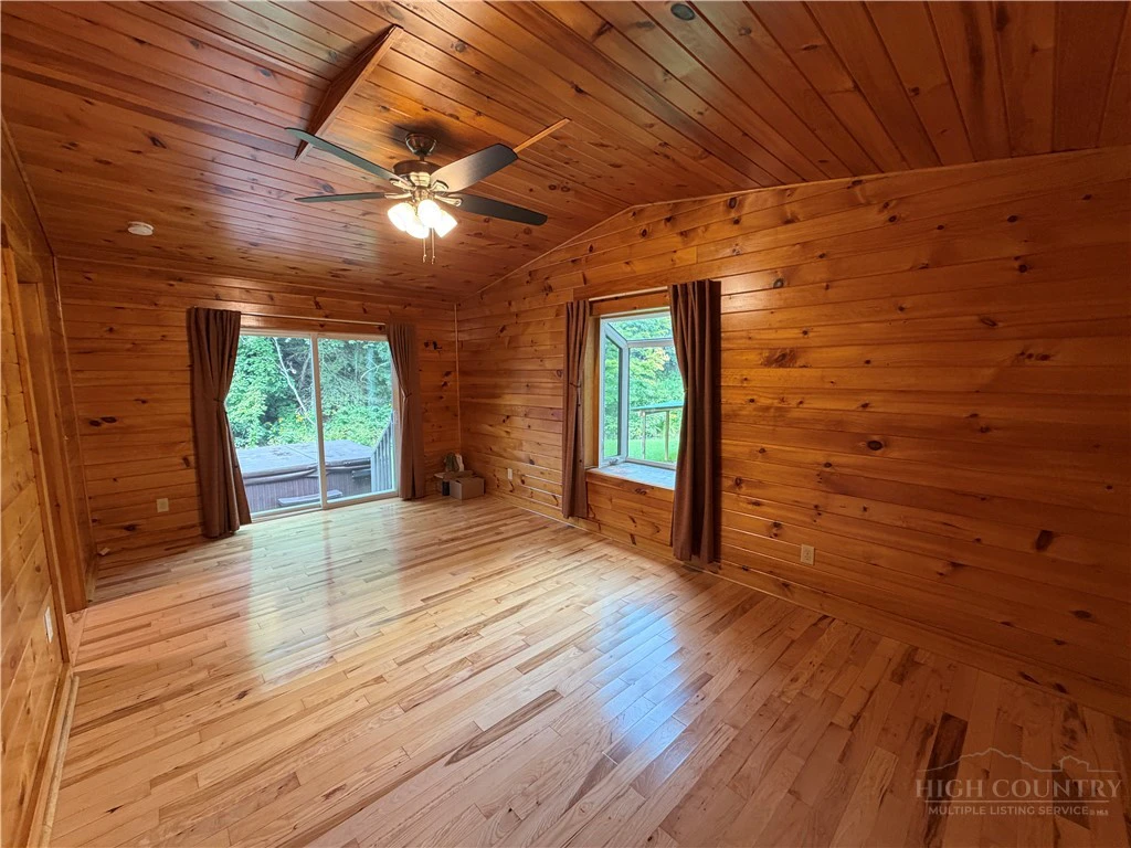 Image number 9 for the current listing