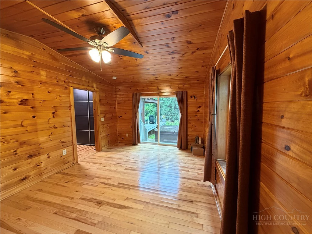 Image number 12 for the current listing