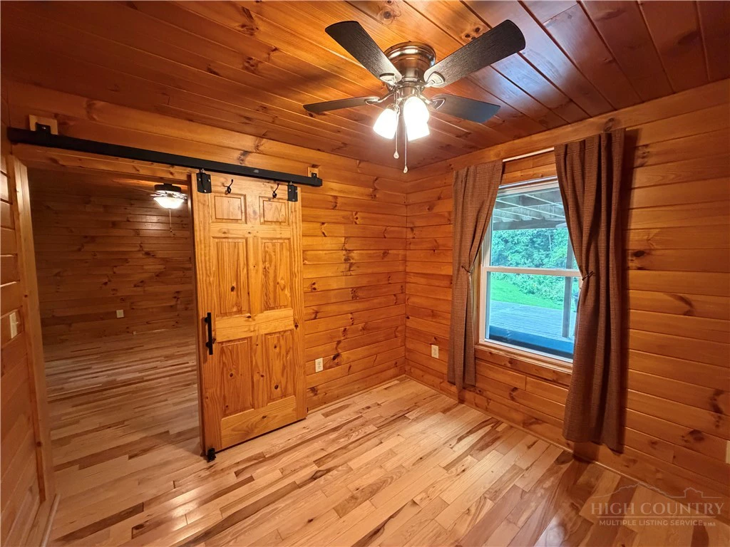 Image number 14 for the current listing
