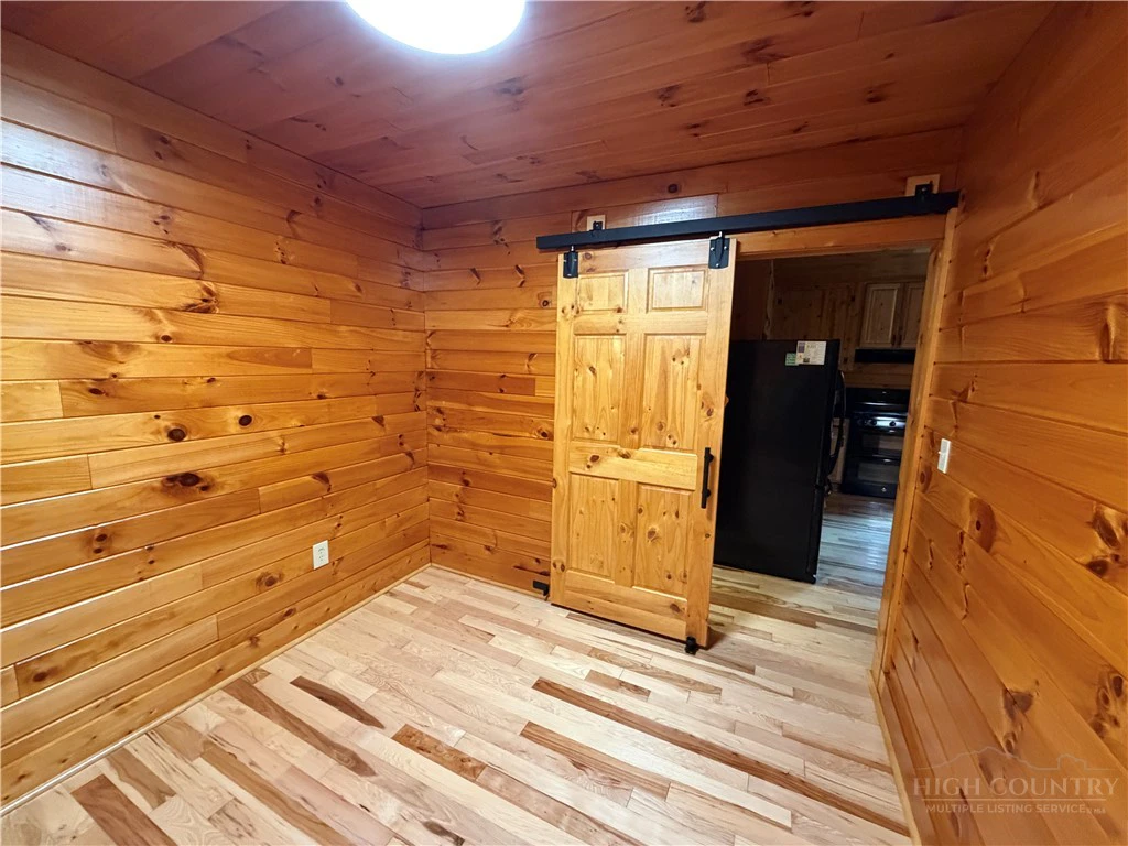Image number 18 for the current listing