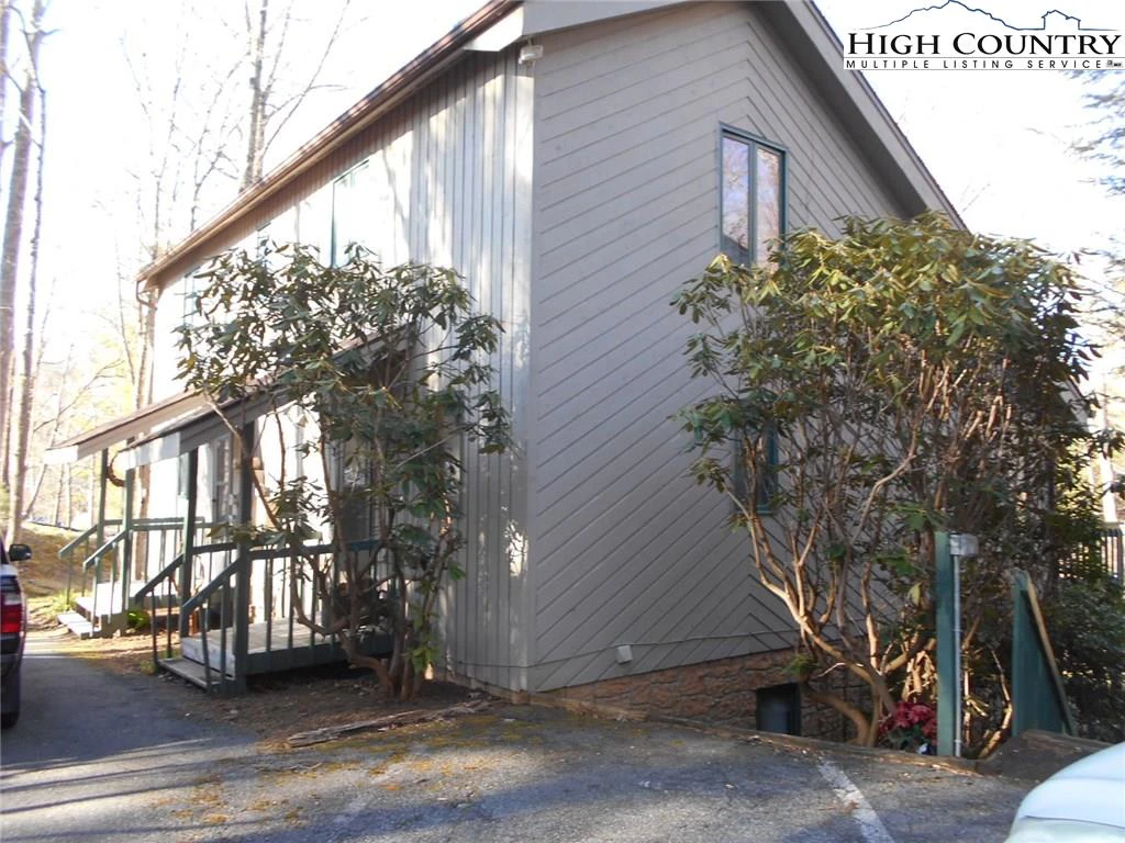 Image number 1 for the current listing