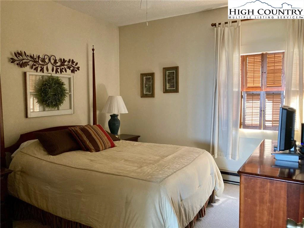 Image number 17 for the current listing