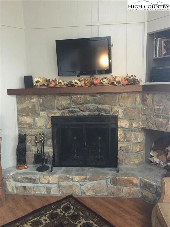 Image number 4 for the current listing