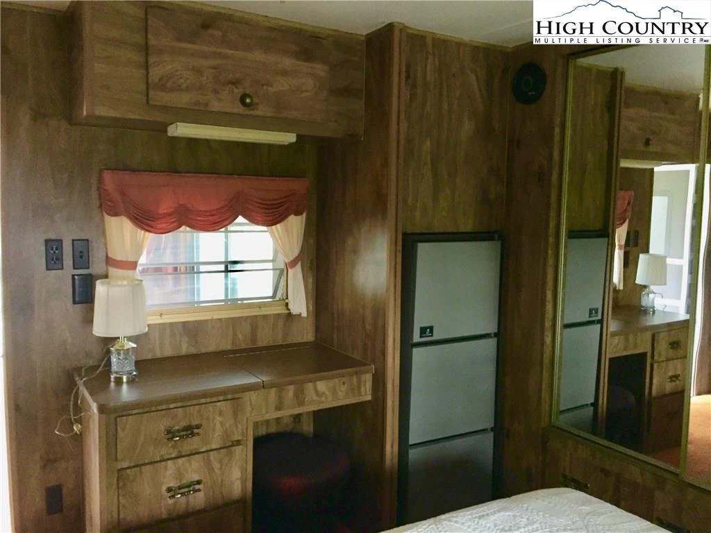 Image number 10 for the current listing