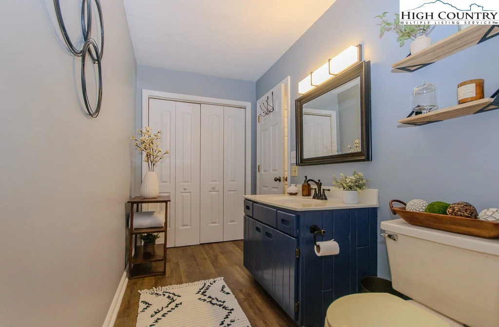 Image number 6 for the current listing