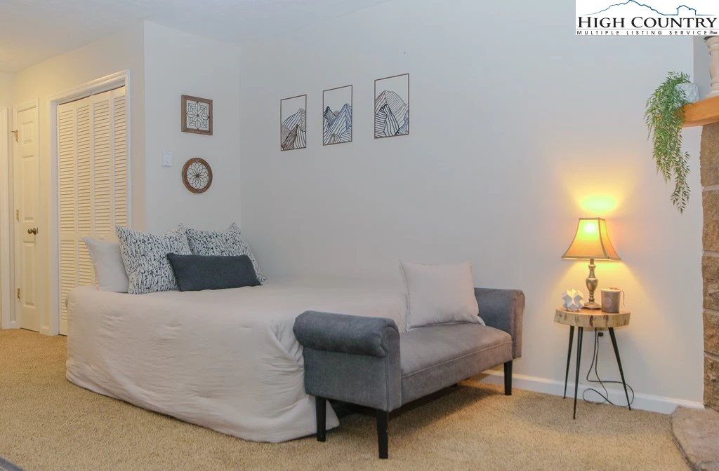 Image number 7 for the current listing