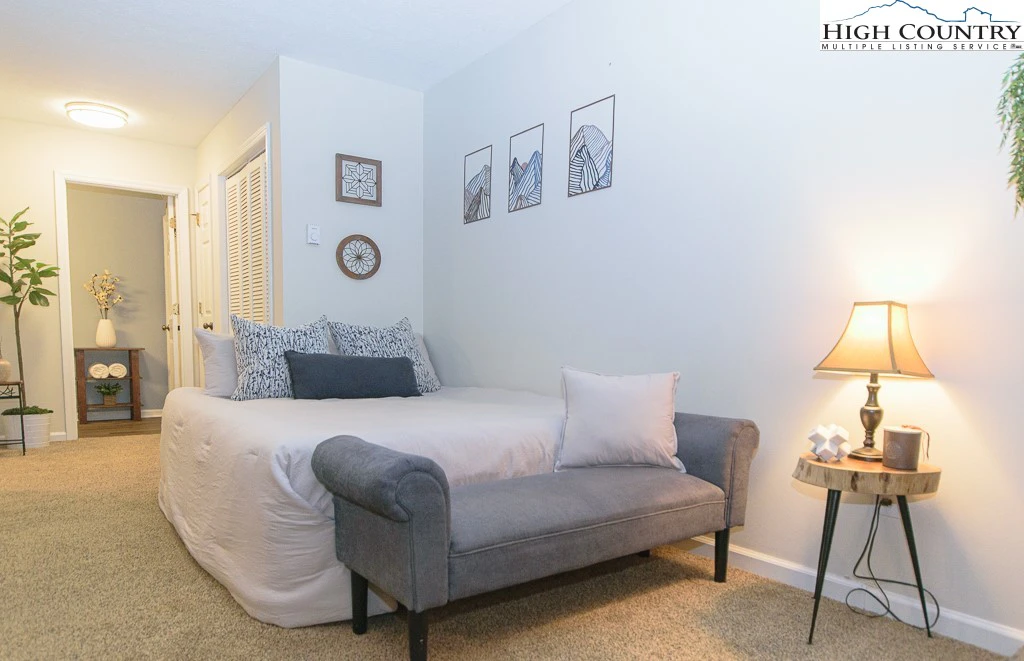 Image number 8 for the current listing