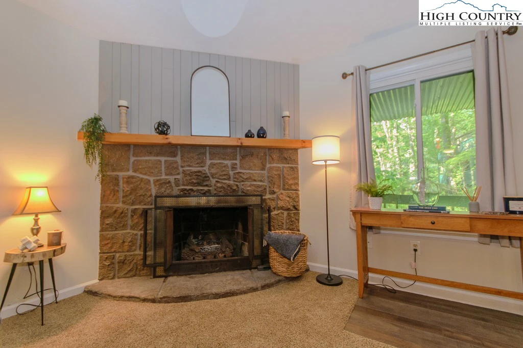 Image number 11 for the current listing