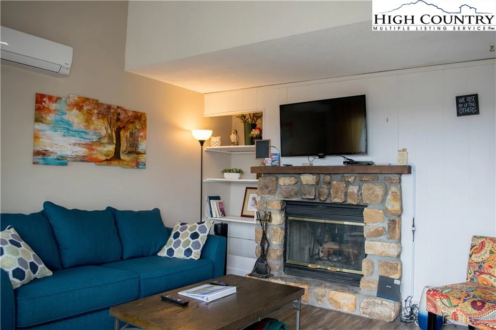 Image number 5 for the current listing
