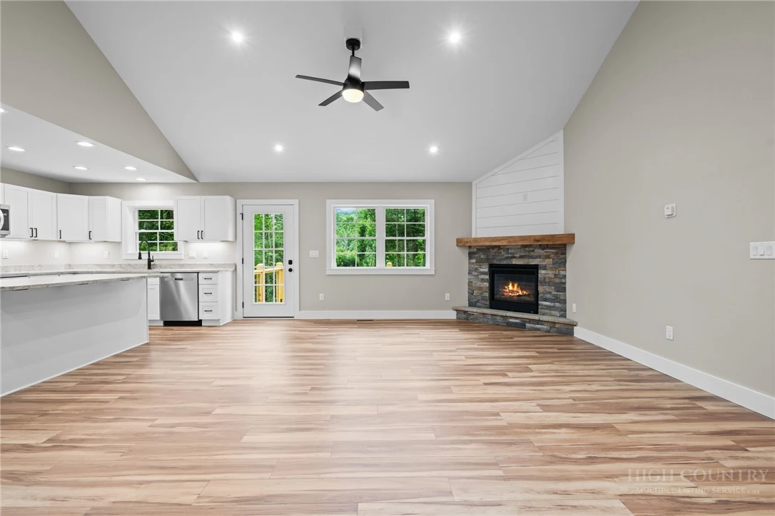 Image number 8 for the current listing