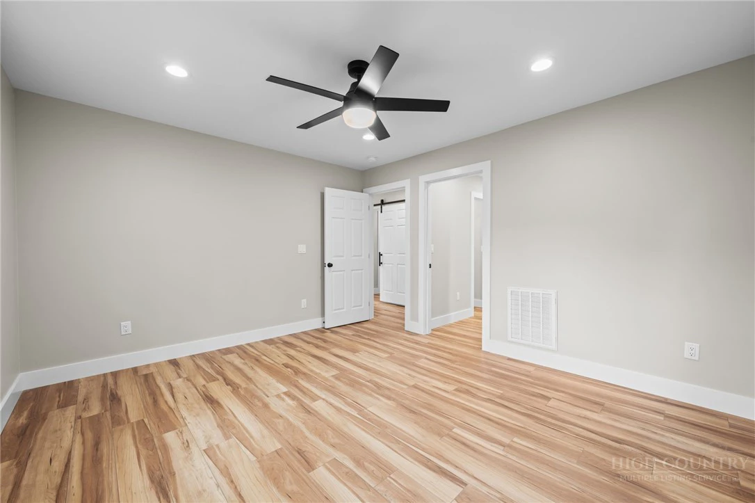 Image number 18 for the current listing