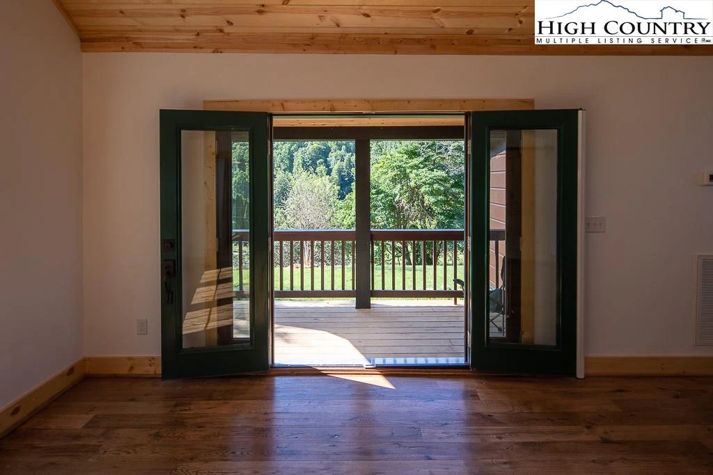 Image number 11 for the current listing