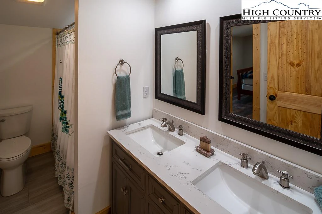 Image number 2 for the current listing
