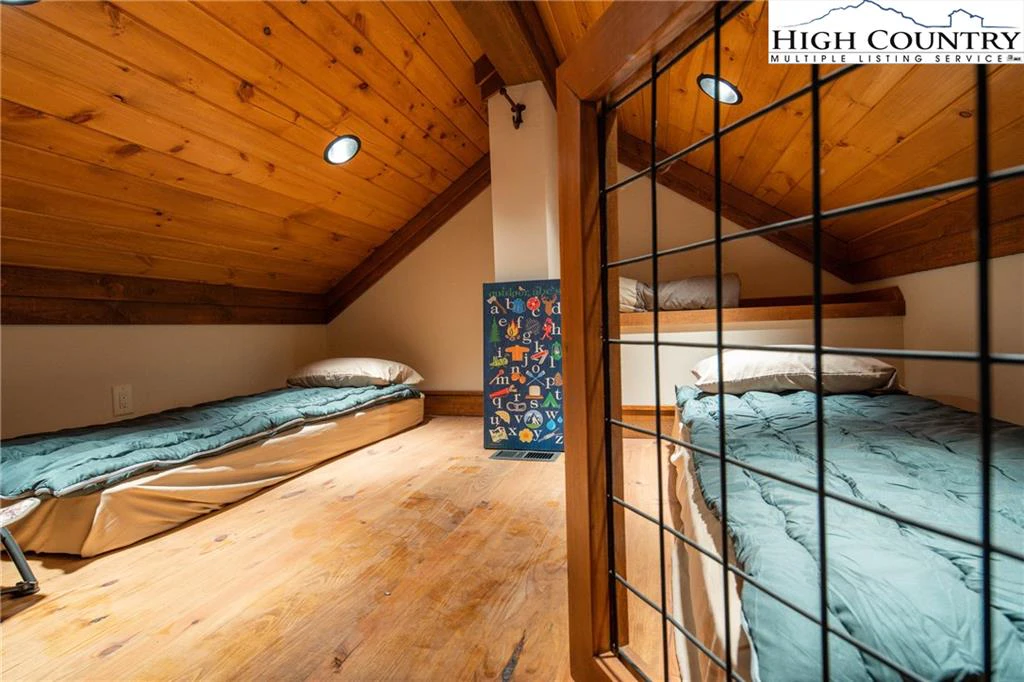Image number 4 for the current listing