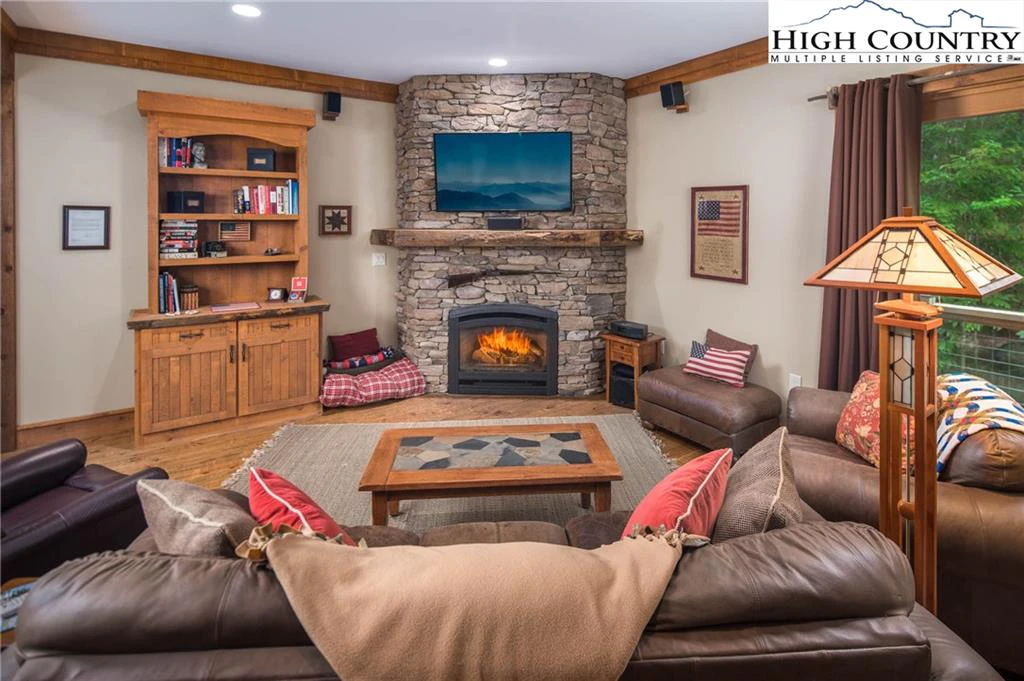 Image number 13 for the current listing