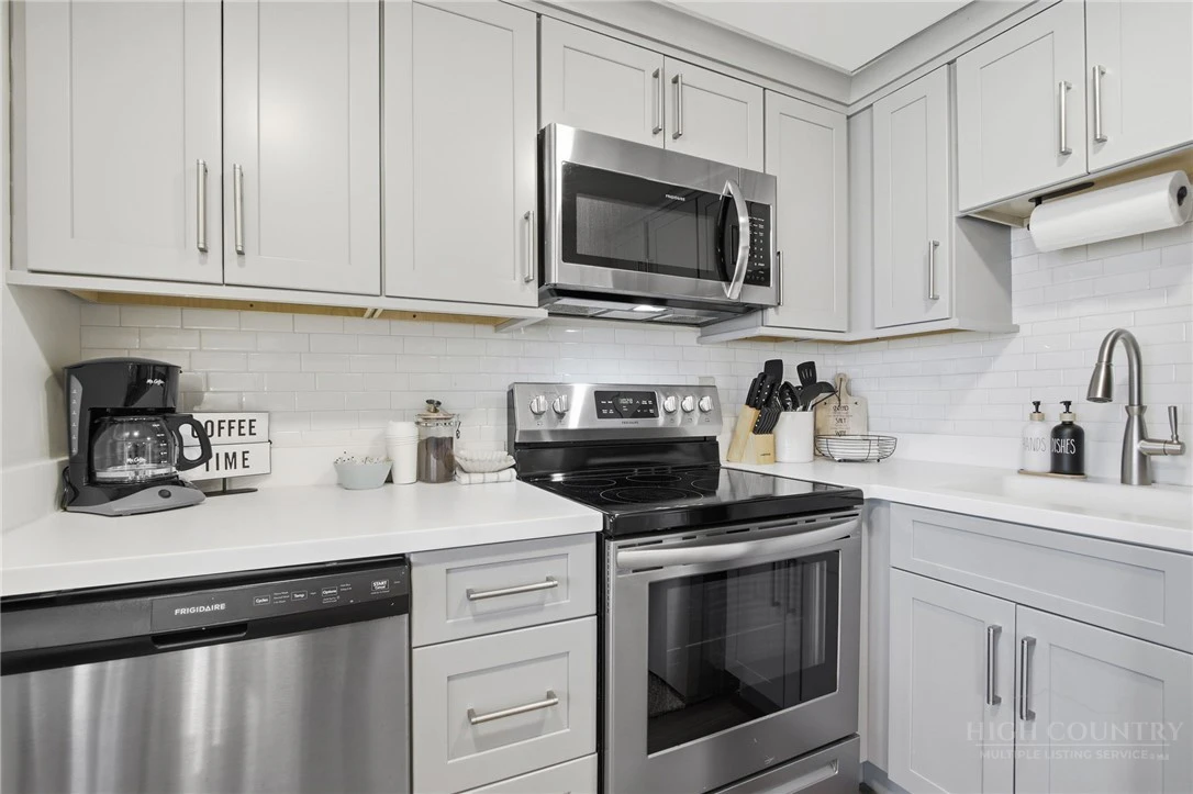 Image number 19 for the current listing