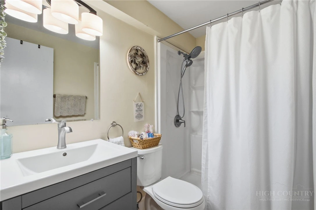 Image number 2 for the current listing
