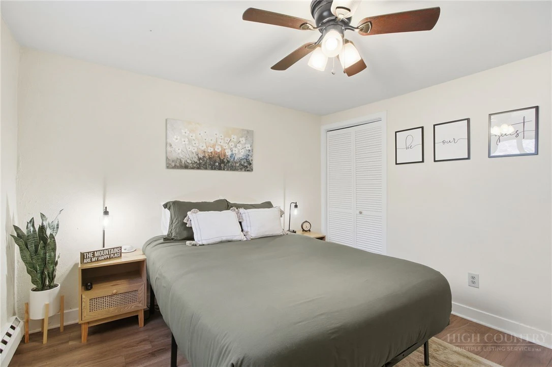 Image number 15 for the current listing