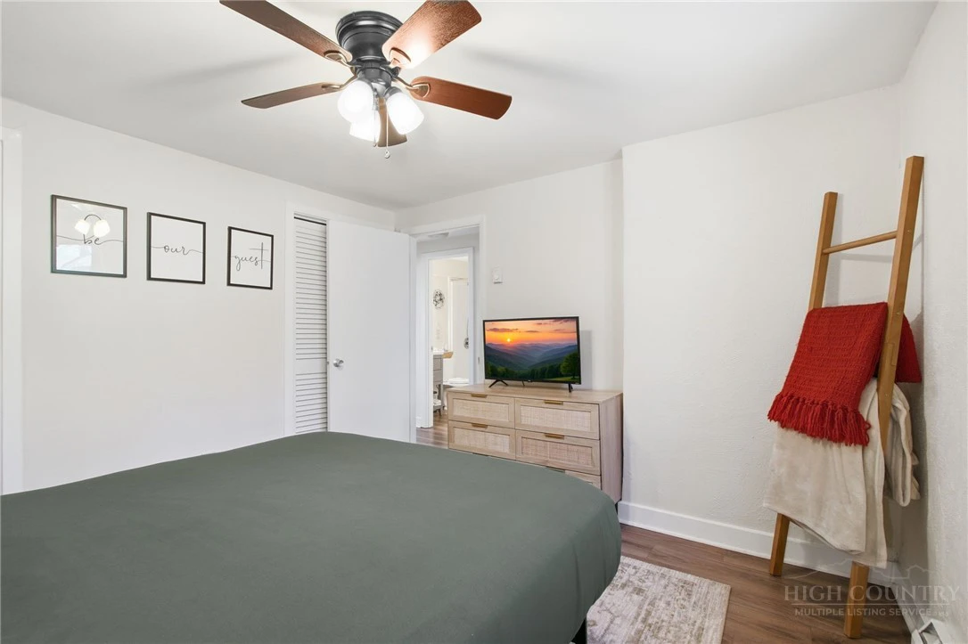 Image number 14 for the current listing