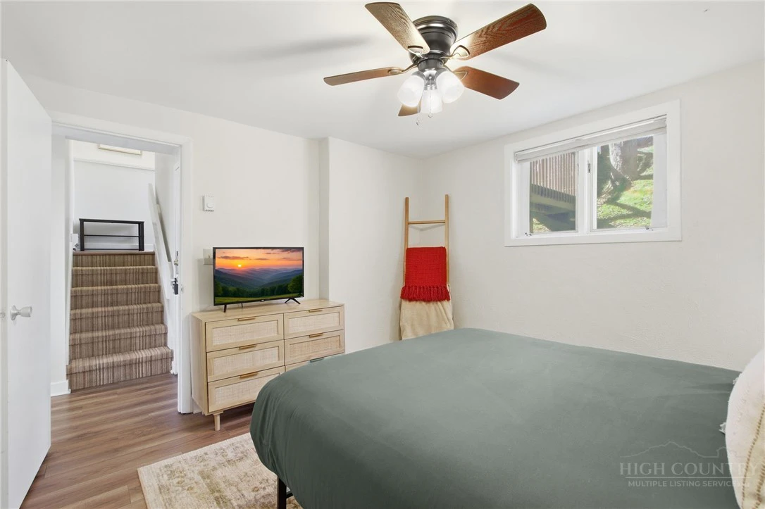Image number 13 for the current listing
