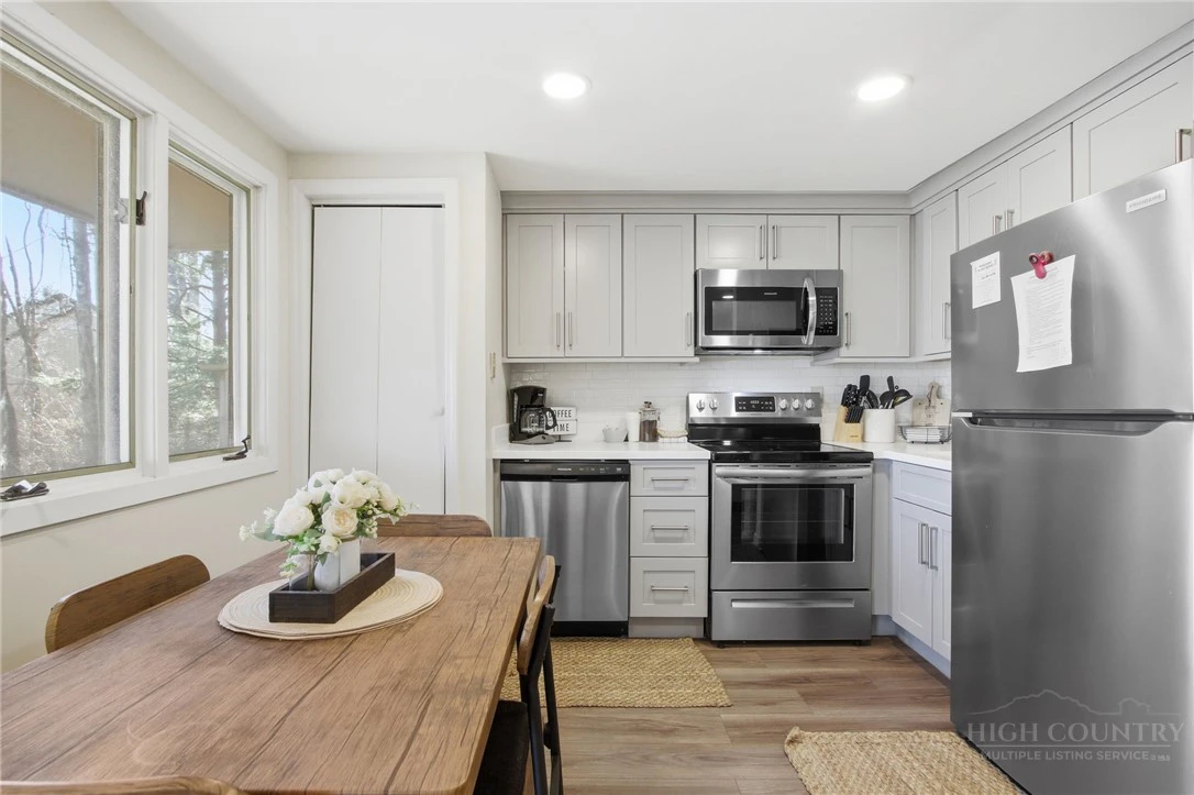 Image number 9 for the current listing