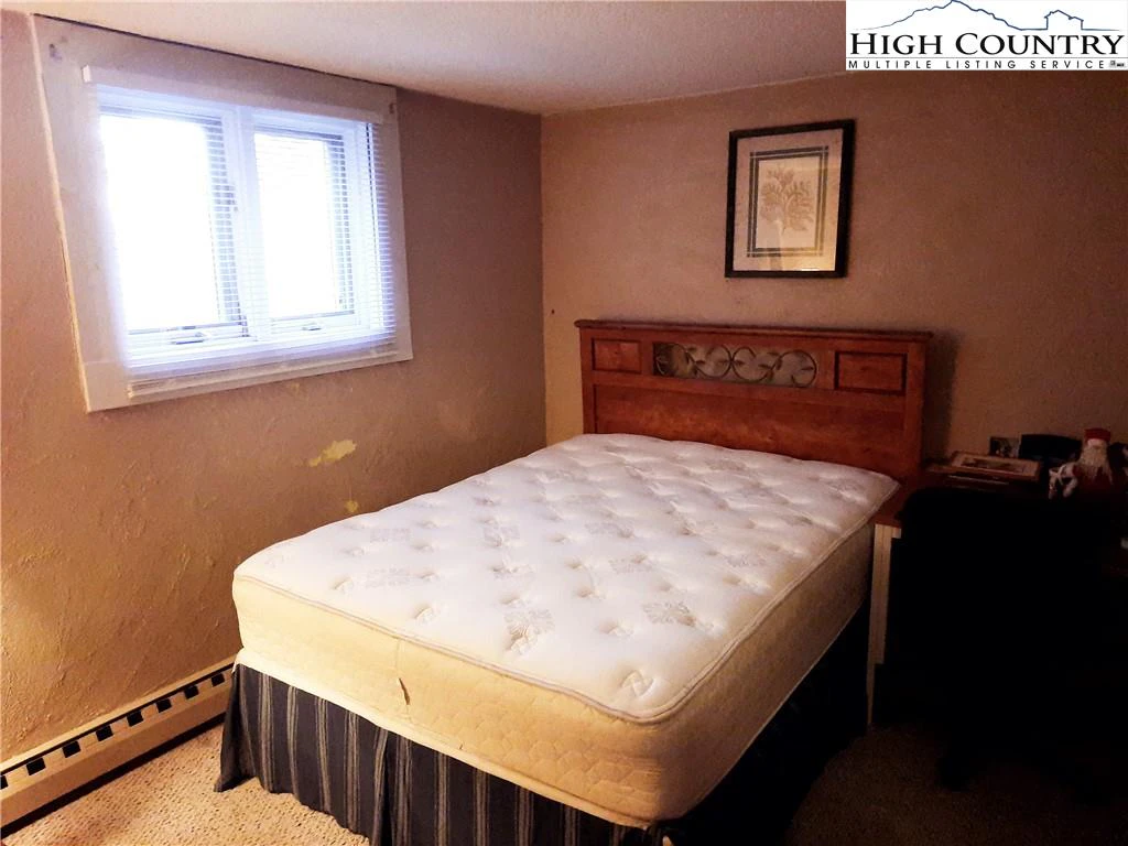 Image number 19 for the current listing