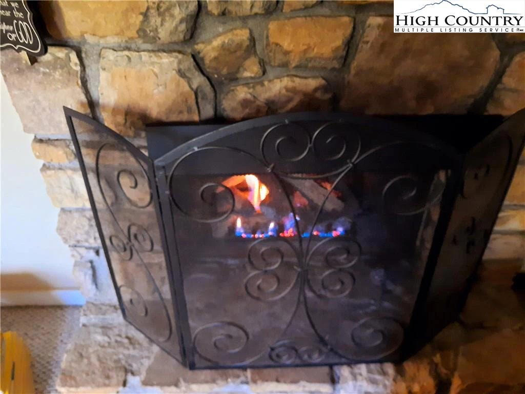 Image number 15 for the current listing