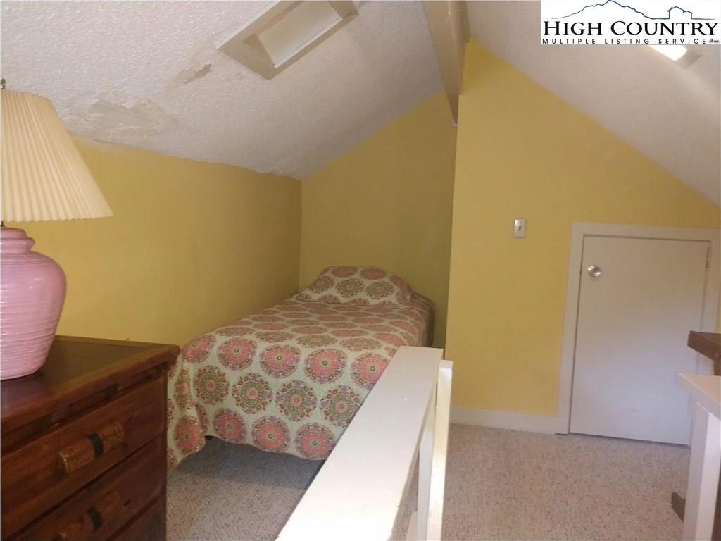 Image number 15 for the current listing