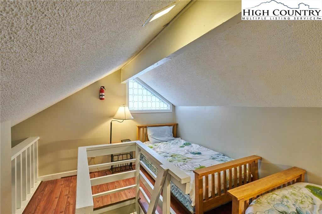 Image number 7 for the current listing