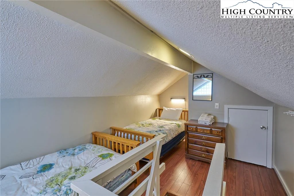 Image number 8 for the current listing