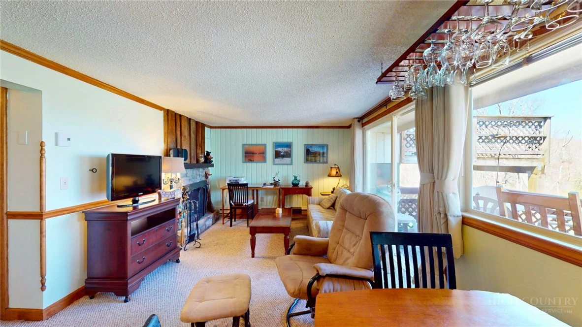 Image number 19 for the current listing